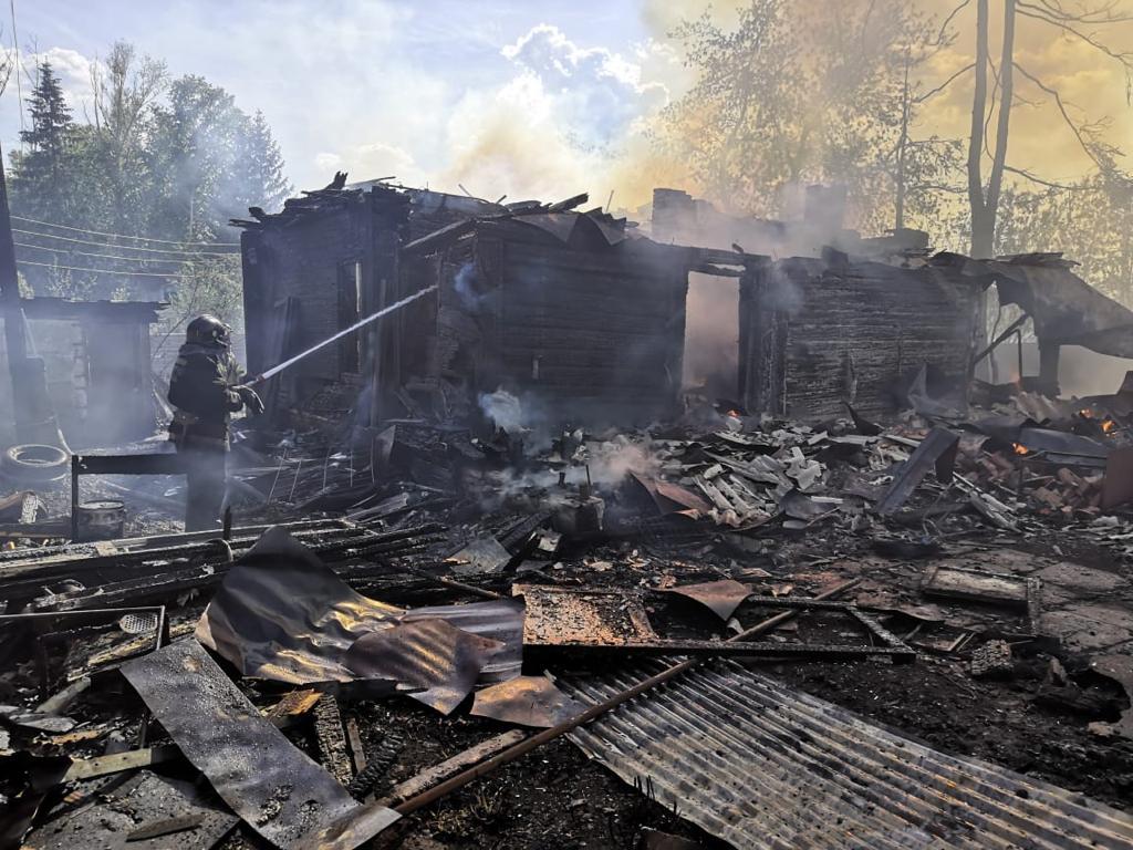 Фото Пожарный поезд задействовали для тушения дома под Новосибирском 2
